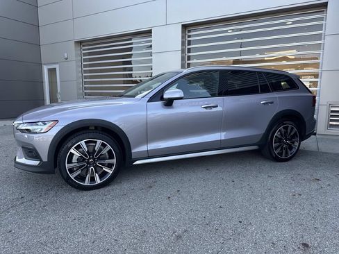 Used 2026 Volvo V60 B5 Cross Country Ultra w/ Climate Package AWD/4WD image 3