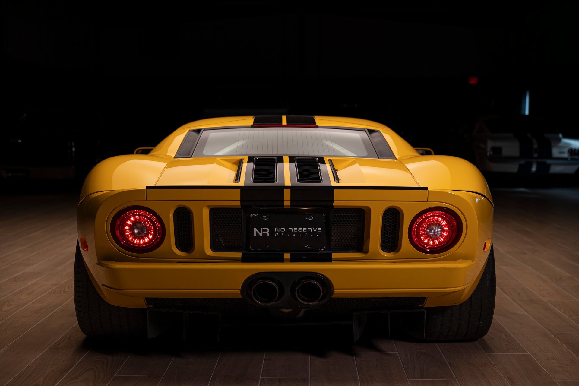 Used 2005 Ford GT RWD image 18