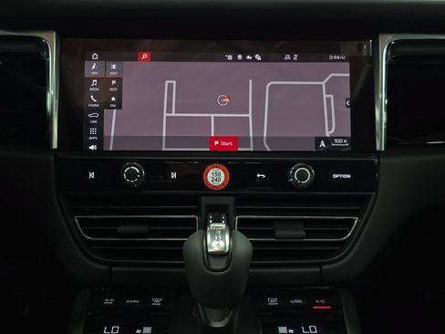 Certified 2025 Porsche Macan AWD/4WD image 18