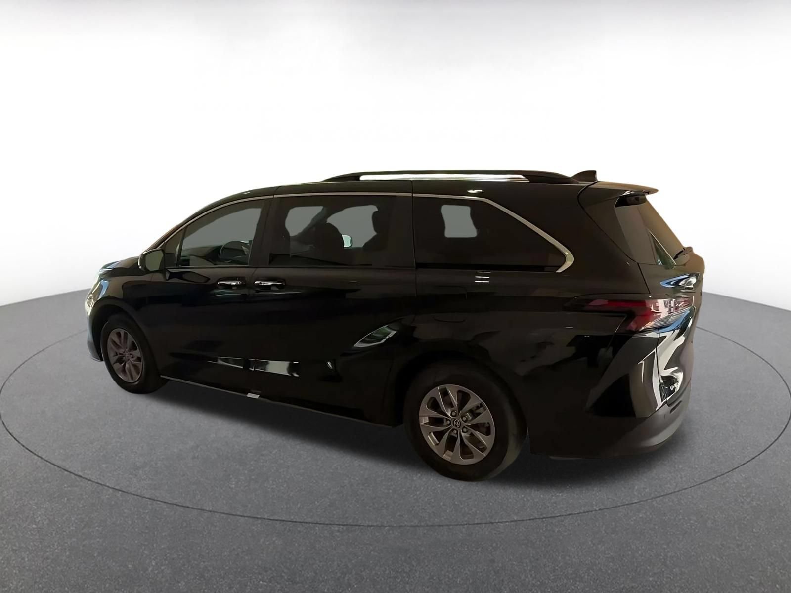 Used 2025 Toyota Sienna XLE FWD image 9