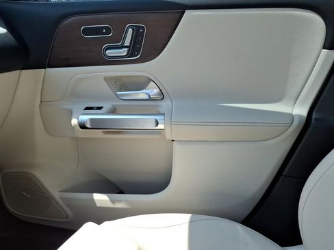 Used 2023 Mercedes-Benz EQB 300 4MATIC image 26