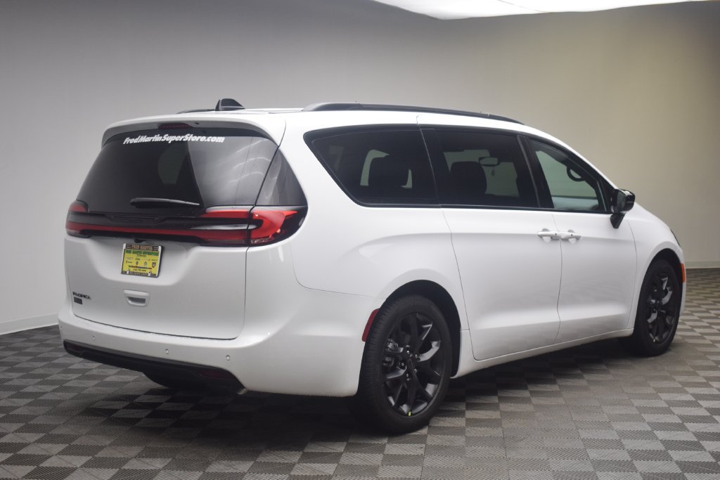 New 2027 Chrysler Pacifica Select FWD image 5