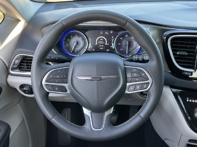 Used 2024 Chrysler Pacifica Touring-L FWD image 11