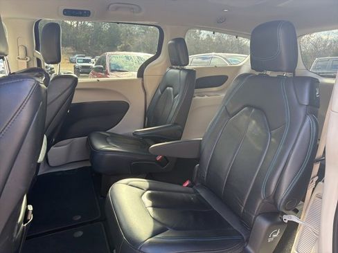Used 2021 Chrysler Pacifica Touring-L w/ Uconnect Theater Family Group image 9