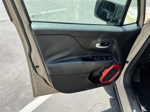 Used 2015 Jeep Renegade Trailhawk AWD/4WD image 18