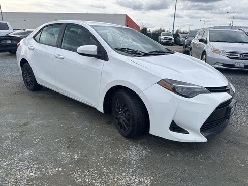Used 2019 Toyota Corolla LE image 3