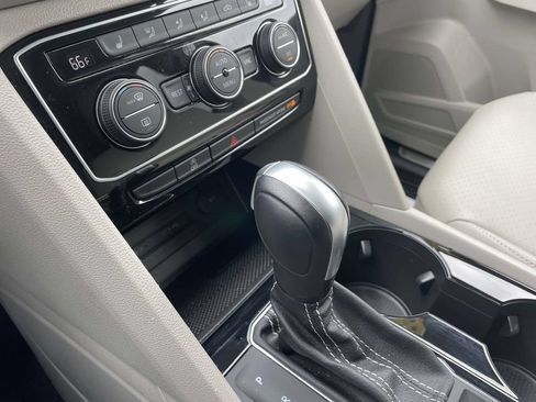 Certified 2022 Volkswagen Atlas SE FWD image 30