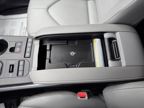 Used 2022 Toyota Highlander XLE image 26