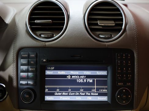 Used 2011 Mercedes-Benz GL 550 4MATIC image 19