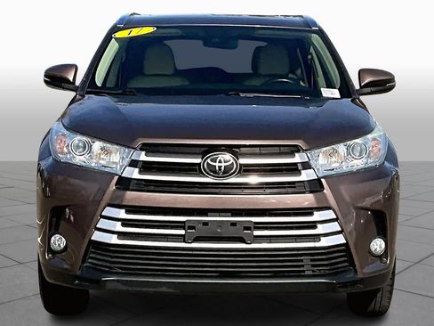 Used 2017 Toyota Highlander XLE image 3