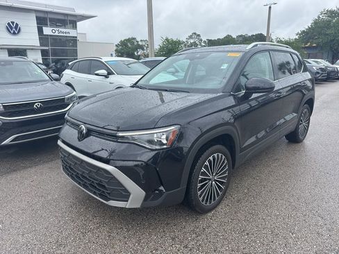 Used 2025 Volkswagen Taos SE w/ Panoramic Sunroof Package image 1