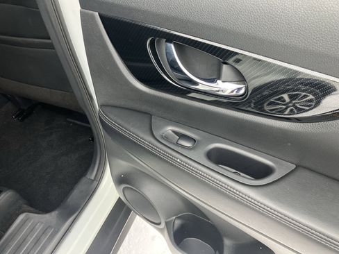 Used 2019 Nissan Rogue SL w/ Premium Package image 11