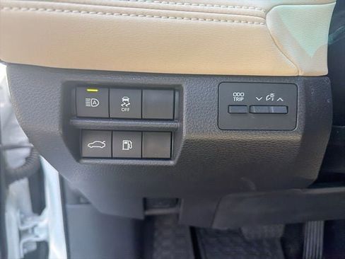 Certified 2022 Toyota Avalon XLE w/ Moonroof Package FWD image 8