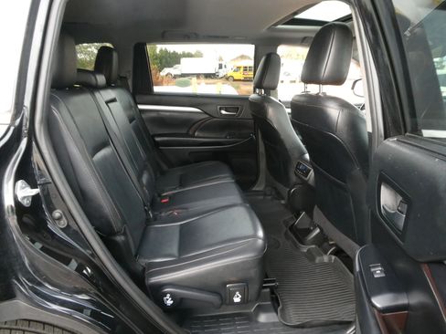 Used 2019 Toyota Highlander XLE image 30