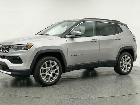 Used 2025 Jeep Compass Limited image 3