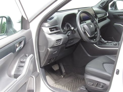 Used 2024 Toyota Highlander XSE AWD/4WD image 9