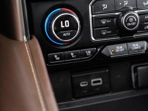 Used 2021 Chevrolet Suburban High Country RWD image 23