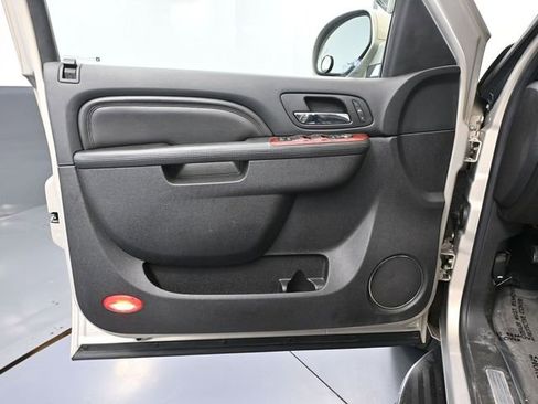 Used 2011 Cadillac Escalade Luxury image 19