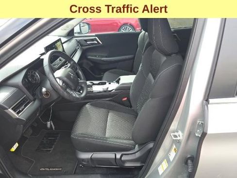 Used 2025 Mitsubishi Outlander ES image 10