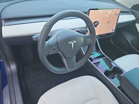 Used 2020 Tesla Model 3 Standard Range RWD image 2