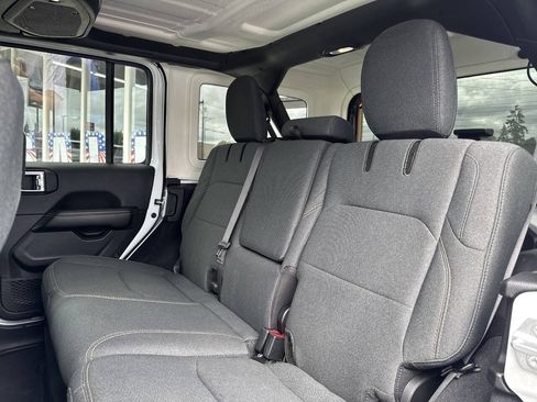 Used 2024 Jeep Wrangler Unlimited Sahara w/ Technology Group AWD/4WD image 25