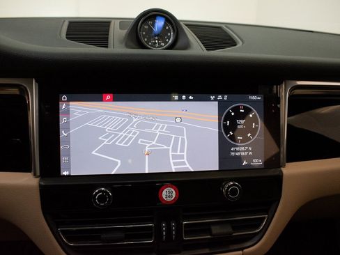 Certified 2025 Porsche Macan image 28