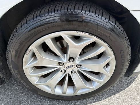 Used 2019 Ford Taurus Limited FWD image 12