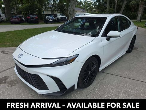 Used 2025 Toyota Camry SE FWD image 2