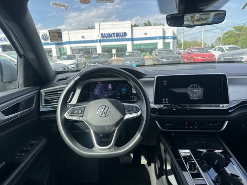 Used 2025 Volkswagen Atlas Cross Sport SE FWD image 47