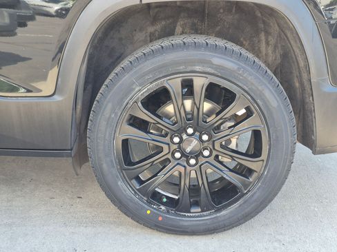 Used 2022 GMC Acadia SLE w/ Driver Convenience Package FWD image 12