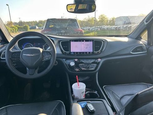 Used 2025 Chrysler Pacifica Limited image 5