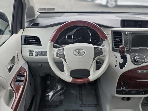 Used 2014 Toyota Sienna Limited image 18