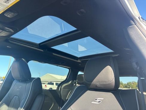 New 2026 Chrysler Pacifica Limited w/ S Appearance Package image 18