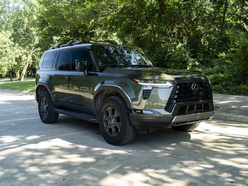 Used 2024 Lexus GX 550 AWD/4WD image 2