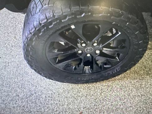 Used 2024 Jeep Gladiator Sport AWD/4WD image 2