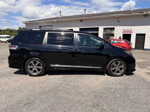 Used 2017 Toyota Sienna SE Premium FWD image 6