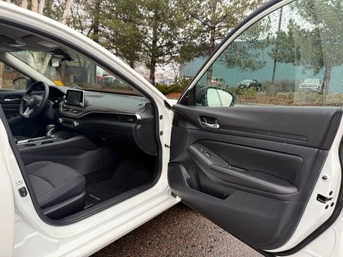 Used 2025 Nissan Altima 2.5 SV image 14