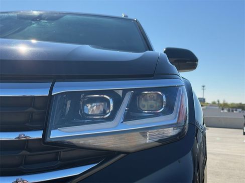 Used 2022 Volkswagen Atlas Cross Sport SE w/ Panoramic Sunroof Package image 3