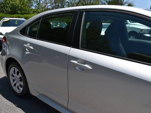 Used 2021 Toyota Corolla LE FWD image 32
