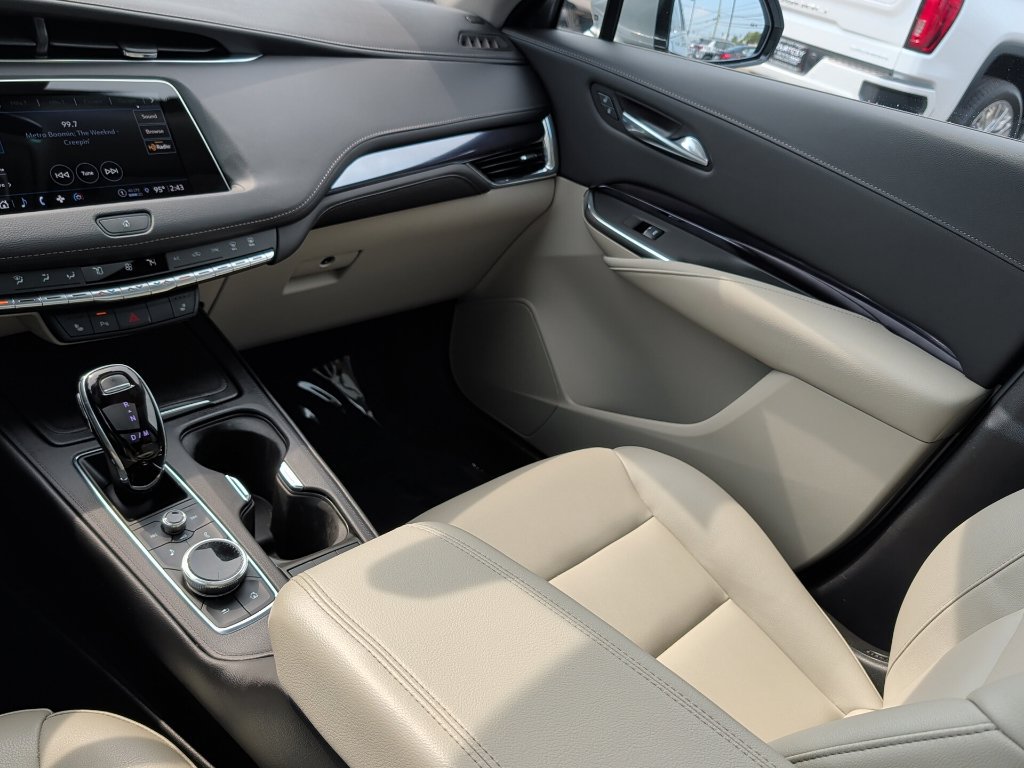 Used 2023 Cadillac XT4 Luxury w/ Cold Weather Package FWD image 19