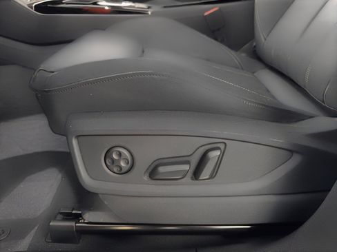 Used 2023 Audi Q5 e Premium w/ Convenience Package image 16