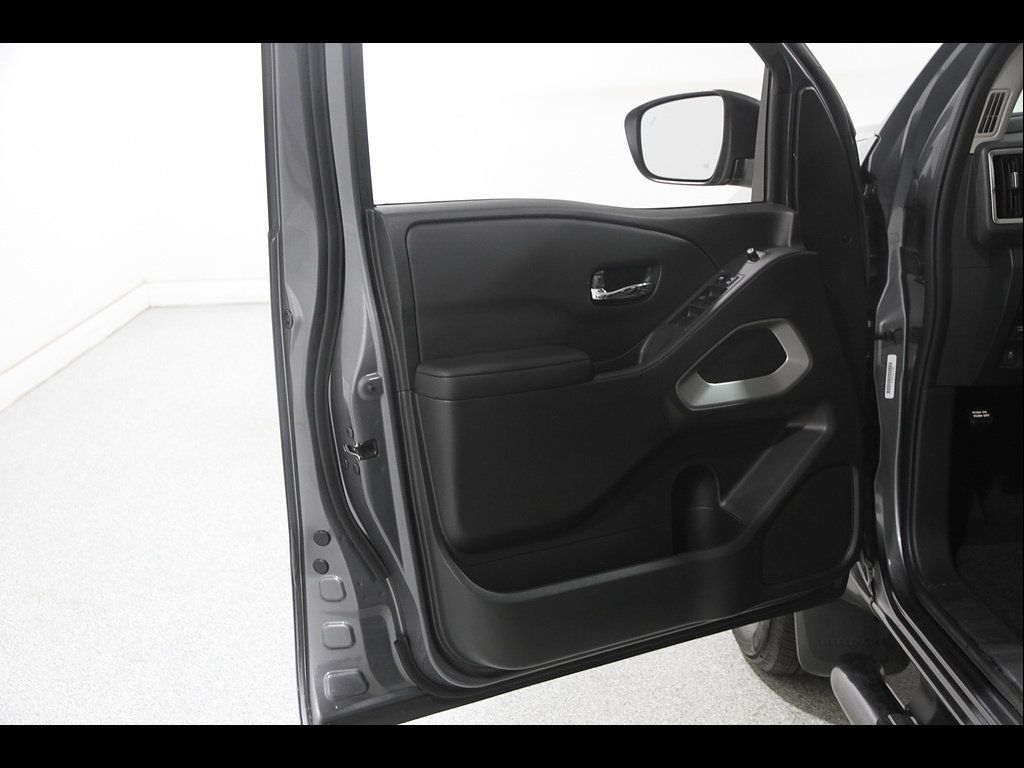 Used 2025 Nissan Frontier SV w/ SV Convenience Package AWD/4WD image 4