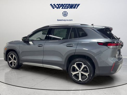 Certified 2025 Volkswagen Tiguan SE FWD image 9