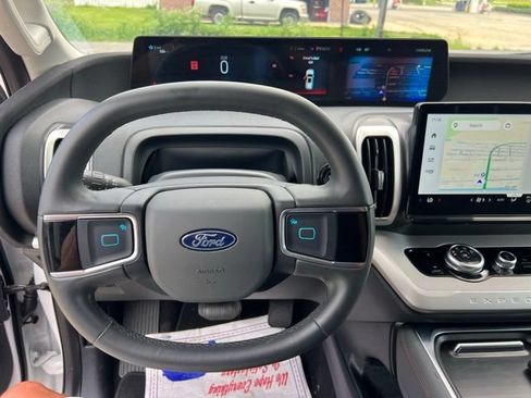 Used 2025 Ford Expedition Active AWD/4WD image 14