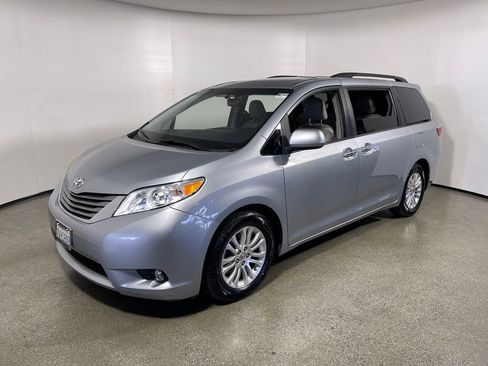 Used 2016 Toyota Sienna XLE FWD image 7