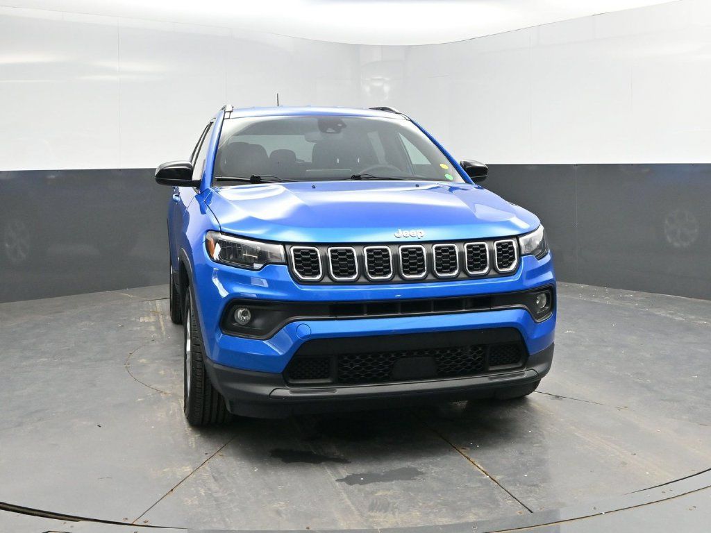 Used 2024 Jeep Compass Latitude AWD/4WD image 2