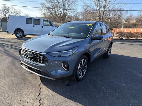 Used 2023 Ford Escape Platinum image 4