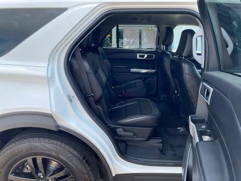 Used 2021 Ford Explorer XLT w/ Equipment Group 202A AWD/4WD image 31