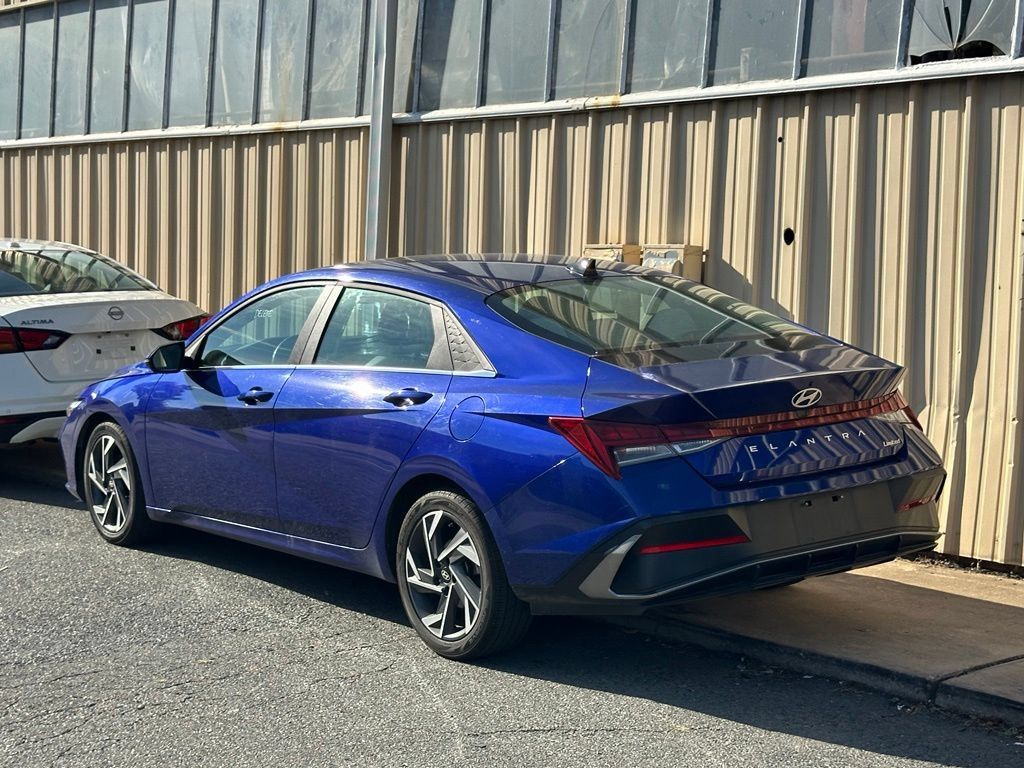 Used 2025 Hyundai Elantra Limited FWD image 3