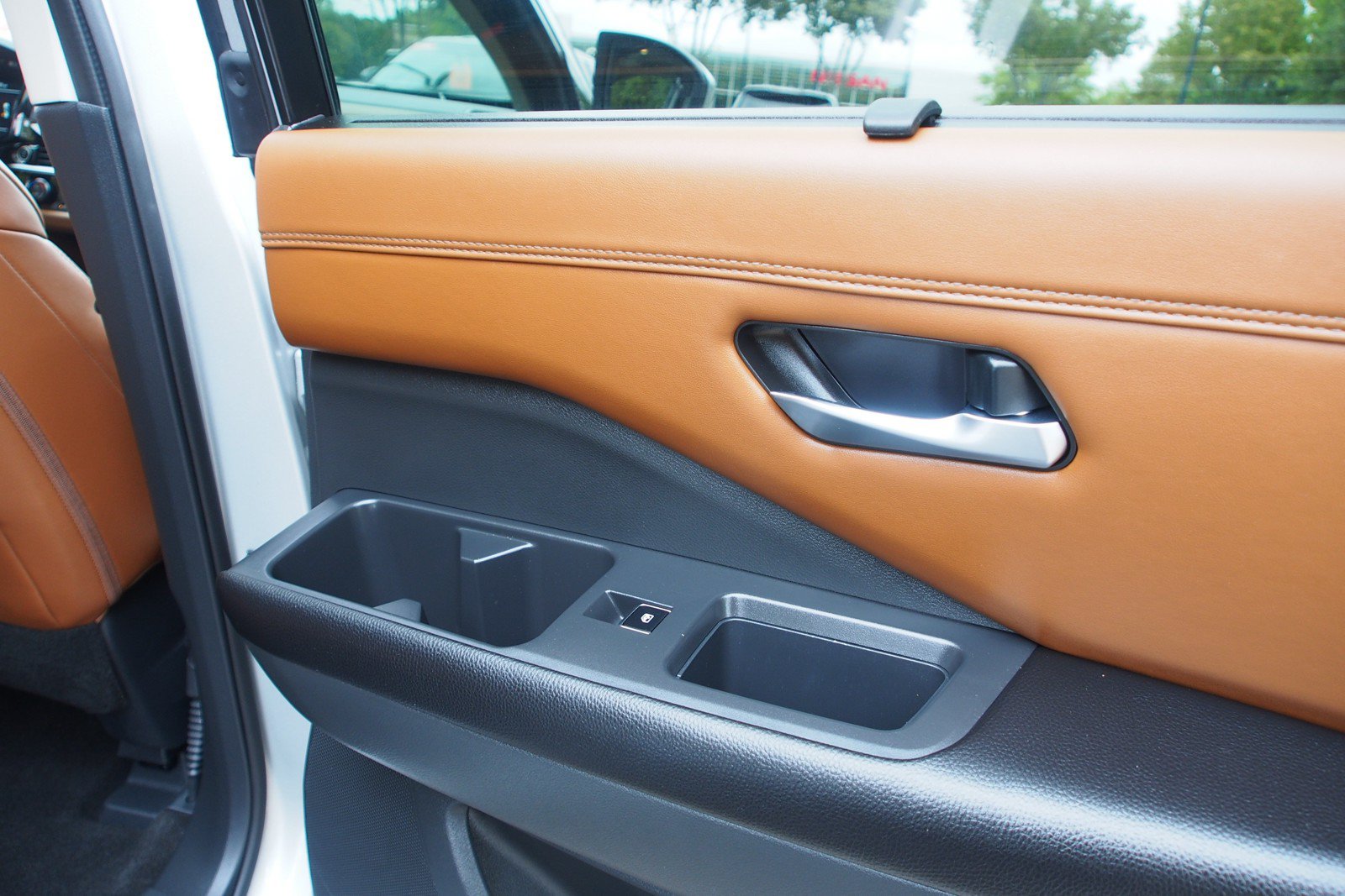 Used 2024 Nissan Pathfinder Platinum AWD/4WD image 16